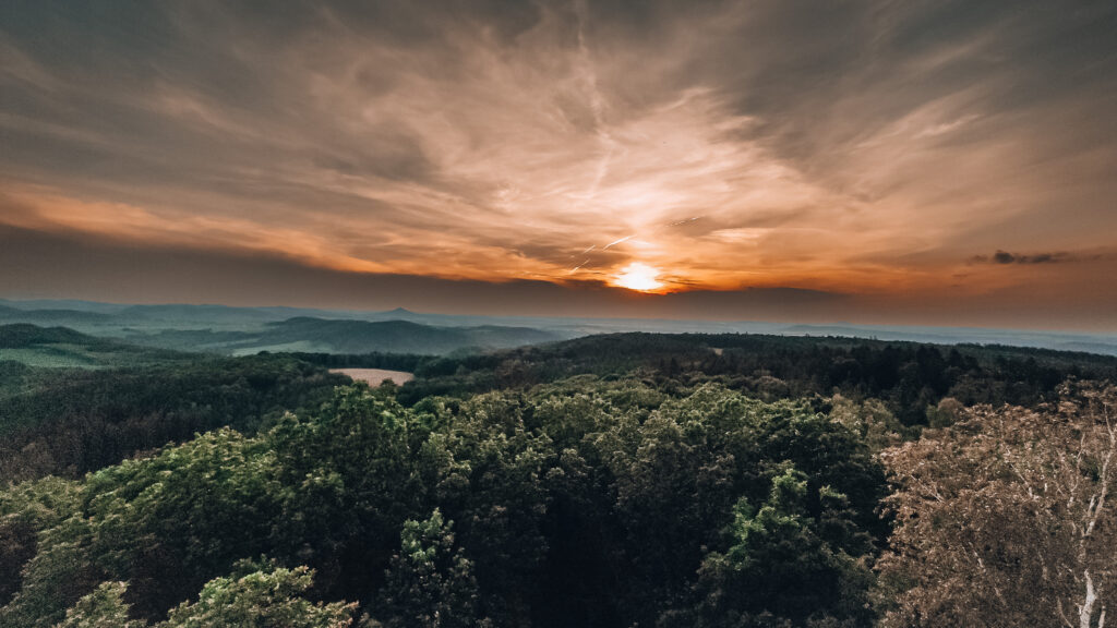 Dolny Śląsk na weekend. Widok na Ostrzycę i zachód słońca.