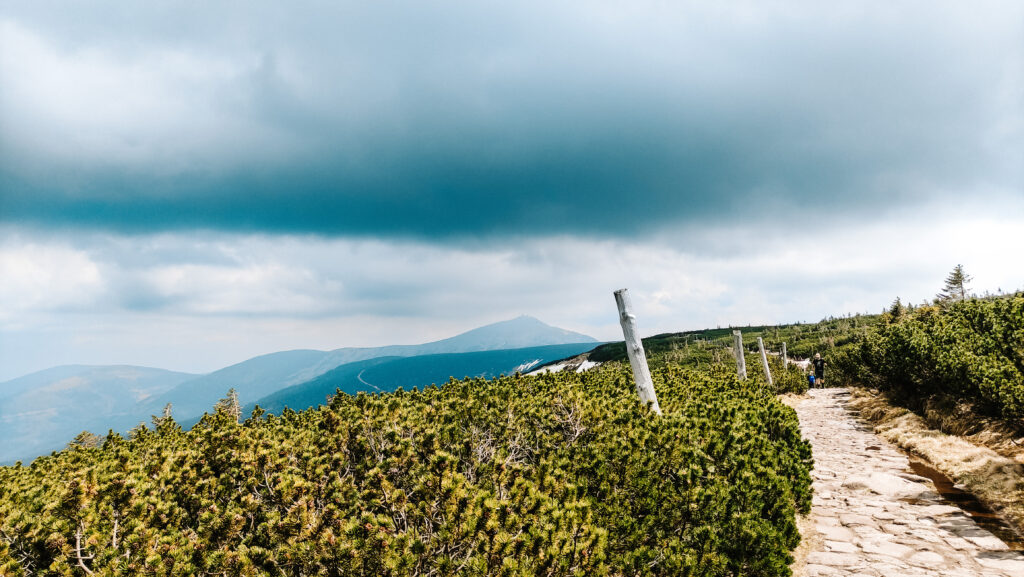 Karkonosze i okolice na długi weekend . Widok na Śnieżkę przy Wielkim Stawie