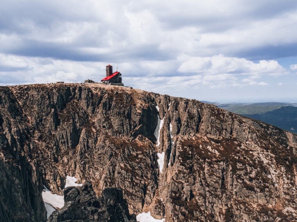 Karkonosze na weekend. Widok na stację nadawczą Śnieżne Kotły